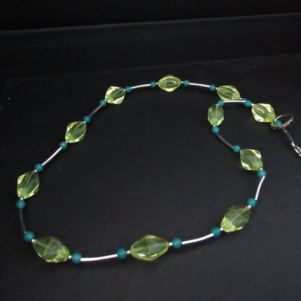 Uranium glass bead necklace - Picture 6 of 10